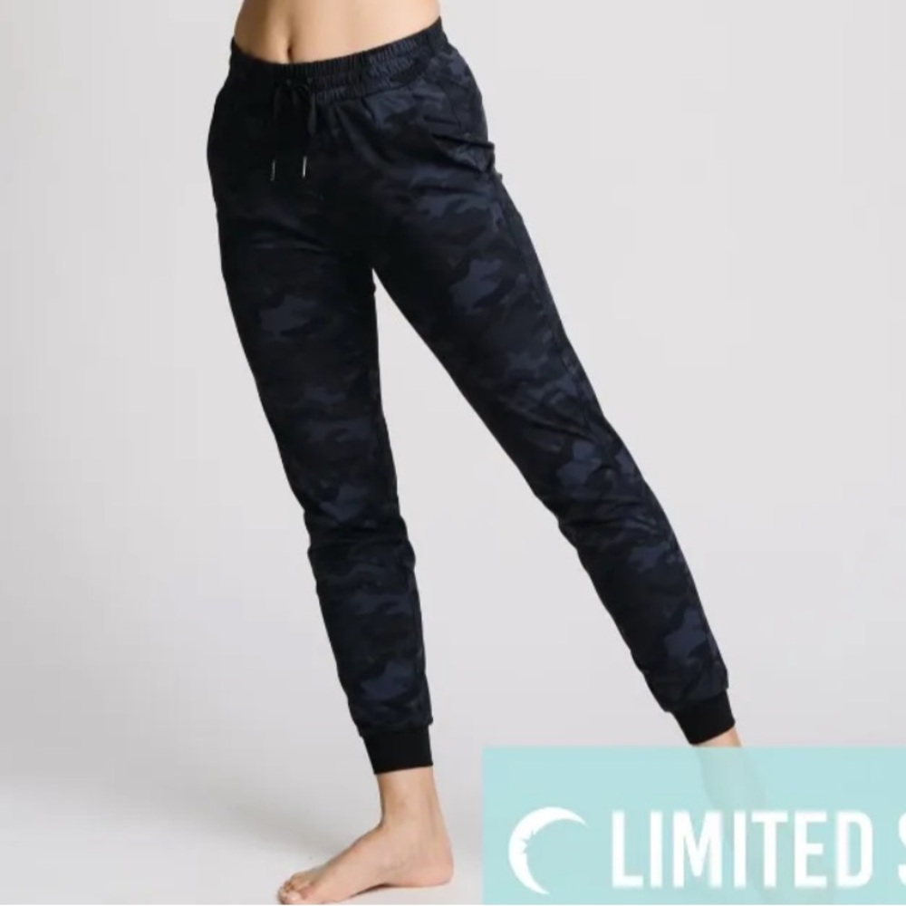 Slate camo joggers -zyia